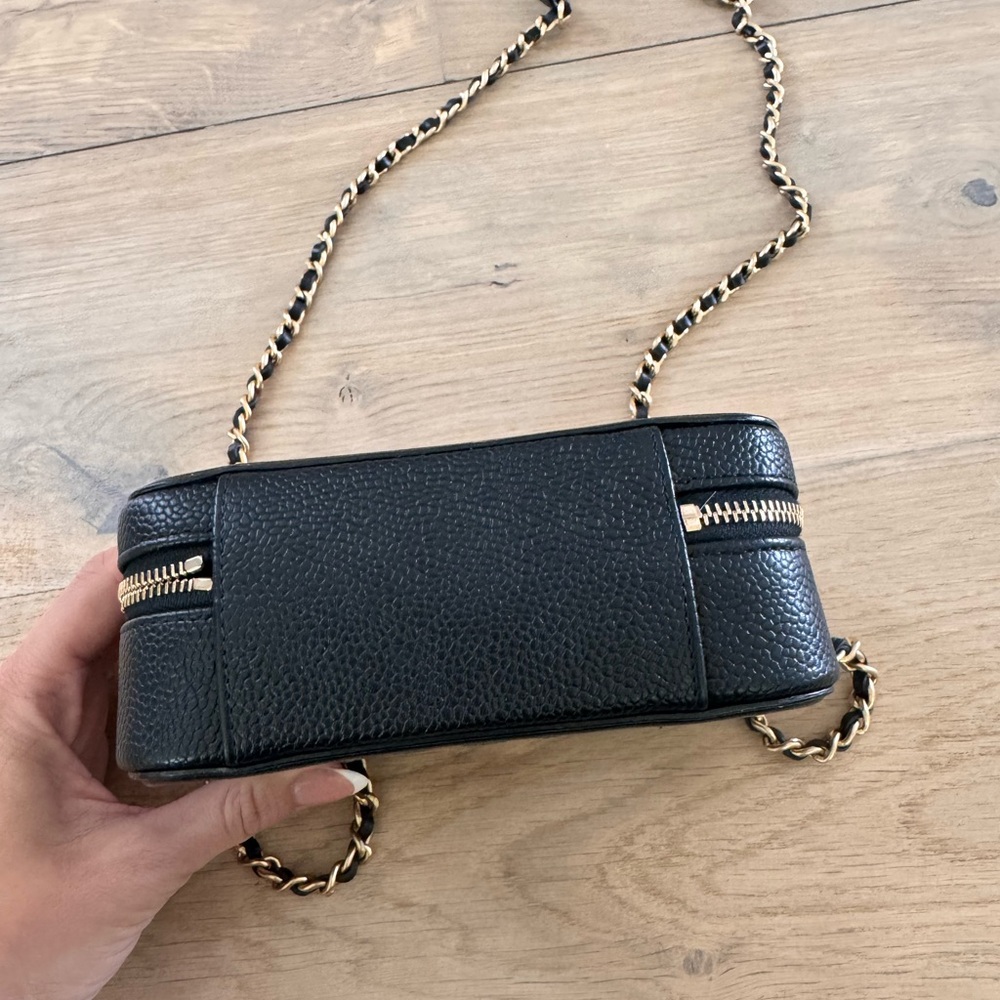 Chanel Black Filigree Caviar Quilted Crossbody Bag with Gold Hardware - Picture 3 of 11